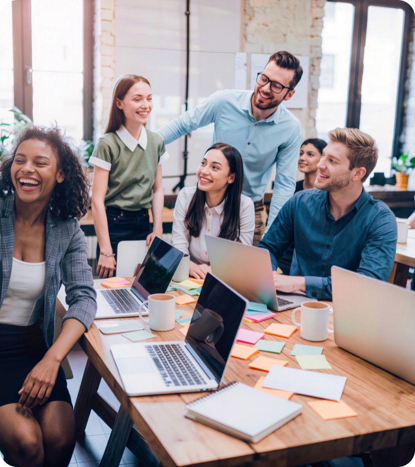 Ambiente corporativo saudável — lideranças e equipes em colaboração