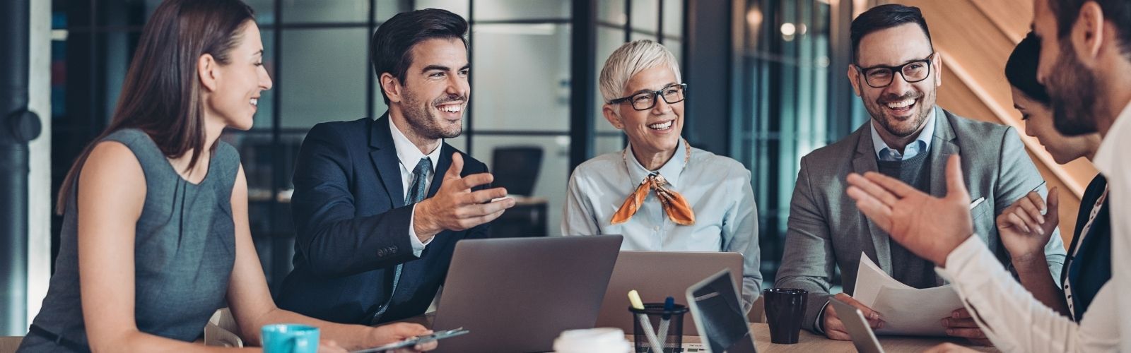 Equipe diversa e engajada em ambiente de trabalho saudável