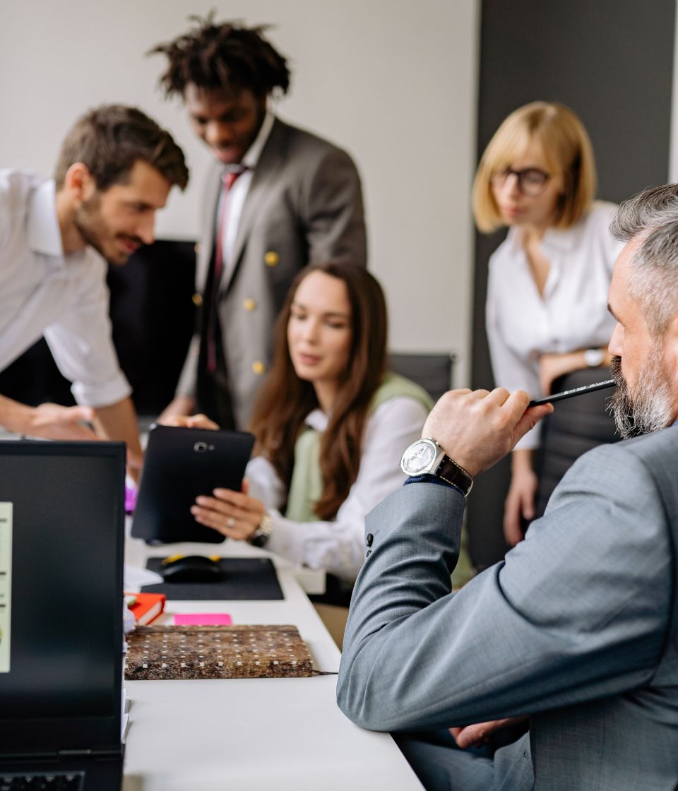 Executivo analisando dados corporativos — tomada de decisão estratégica em saúde mental
