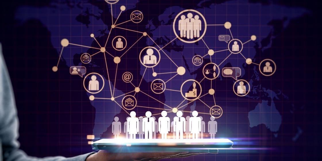 Equipe especializada da Holos Empresa em sessão de treinamento corporativo